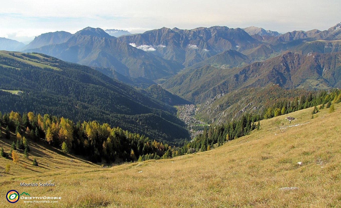 36 Dal Passo di Monte Colle, la vallata di Piazzatorre....JPG